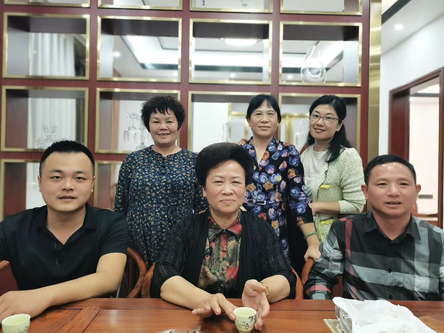 百色市人大副主任党组副书记黄运志与董事长总经理合影留念.jpg